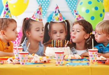 Kinder feiern Geburtstag Responsive image